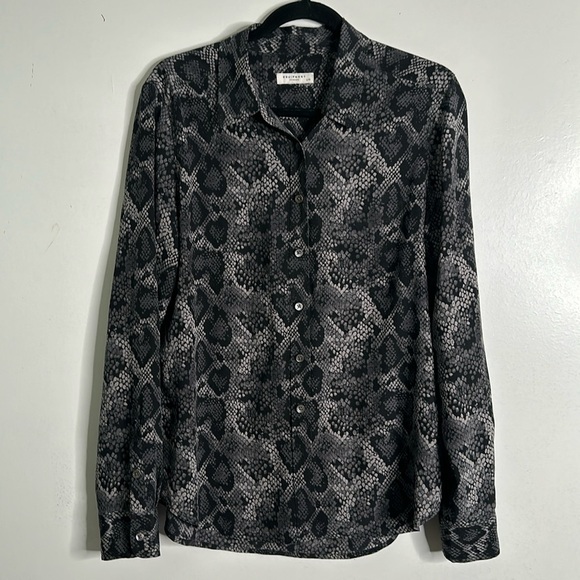 Equipment sneak print black and green slik button down shirt size large - Picture 3 of 9